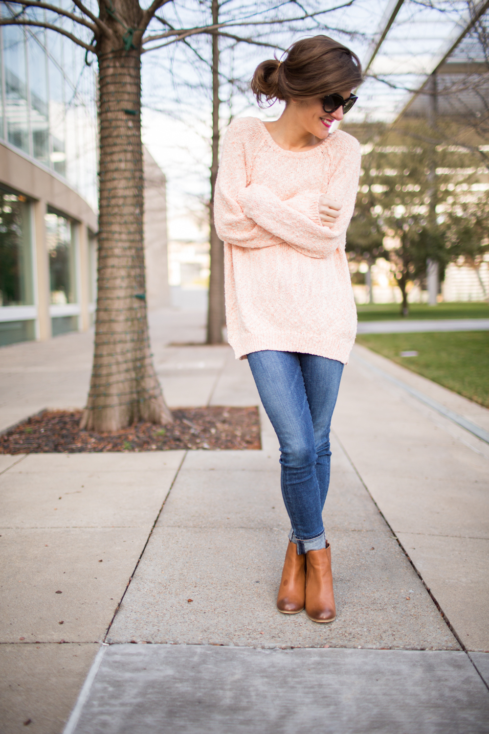 oversized sweater, blue jeans, cognac leather ankle booties, rolled up jeans and ankle booties, messy pony tail, simple casual fall outfit, comfy and casual fall outfit idea, oversized sweater and jeans outfit