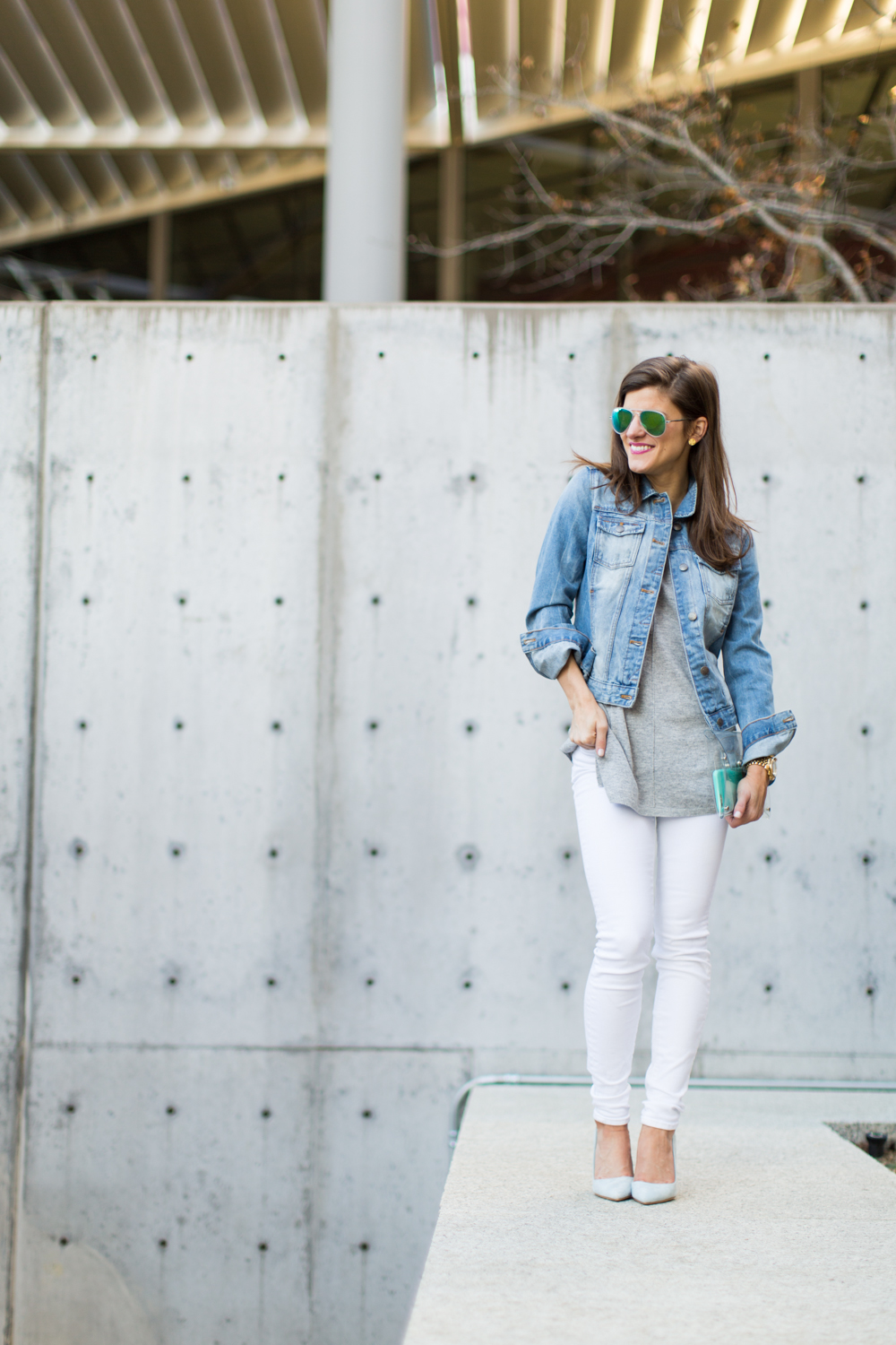 winter white jeans outfit, white jeans and grey sweater, white jeans and denim jacket, how to wear white jeans after labor day