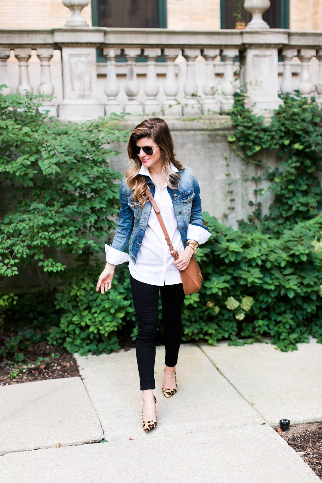 what to wear with a jean jacket, denim jacket and white button down and brown leather crossbody and leopard pointed toe heels
