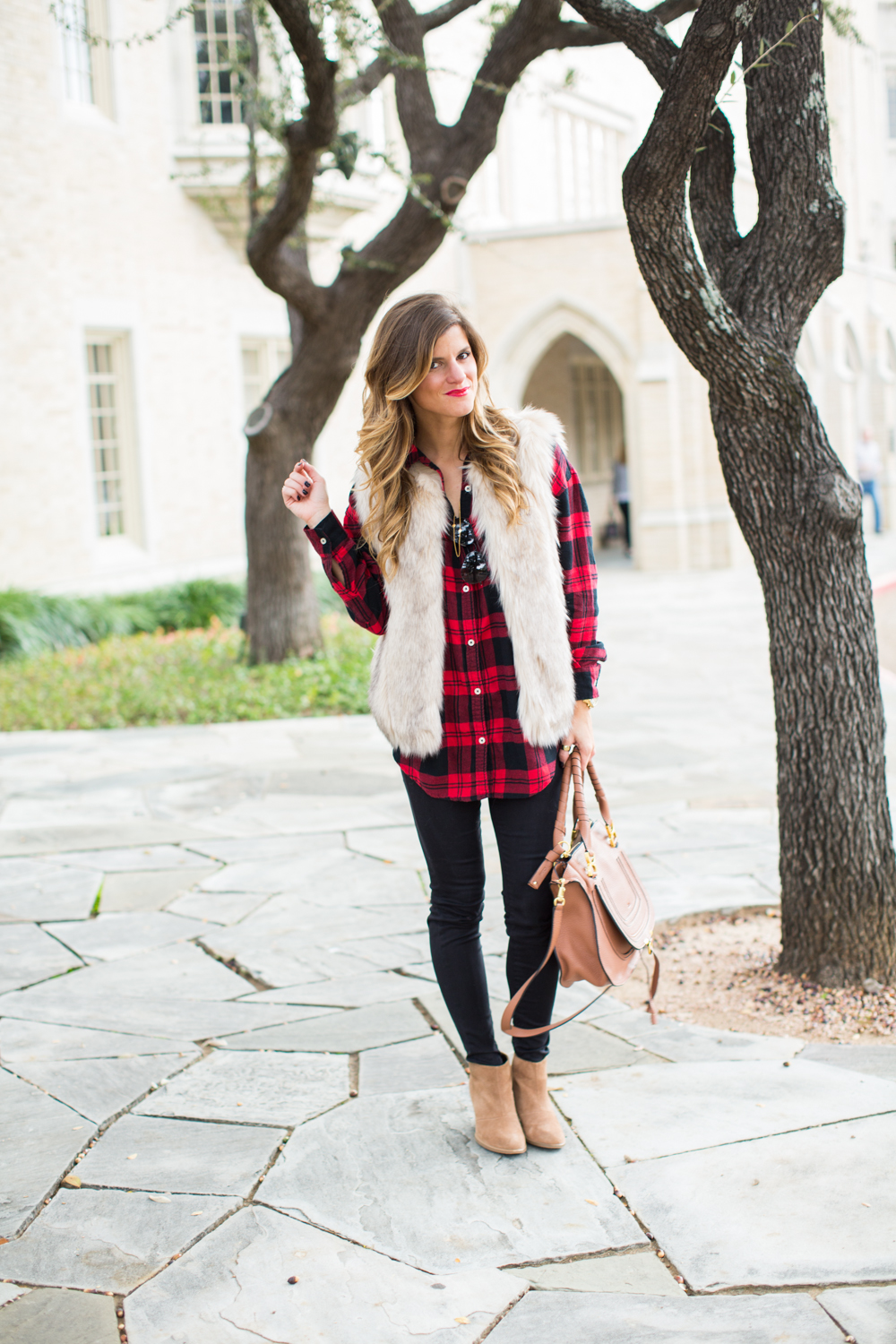 faux fur vest and plaid shirt fall outfit-25