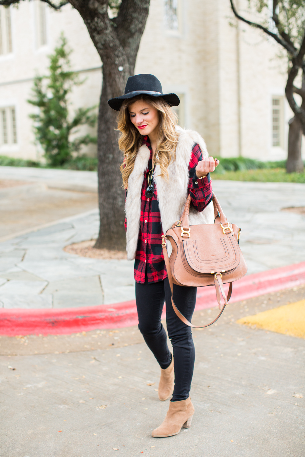 faux fur vest and plaid shirt fall outfit-28