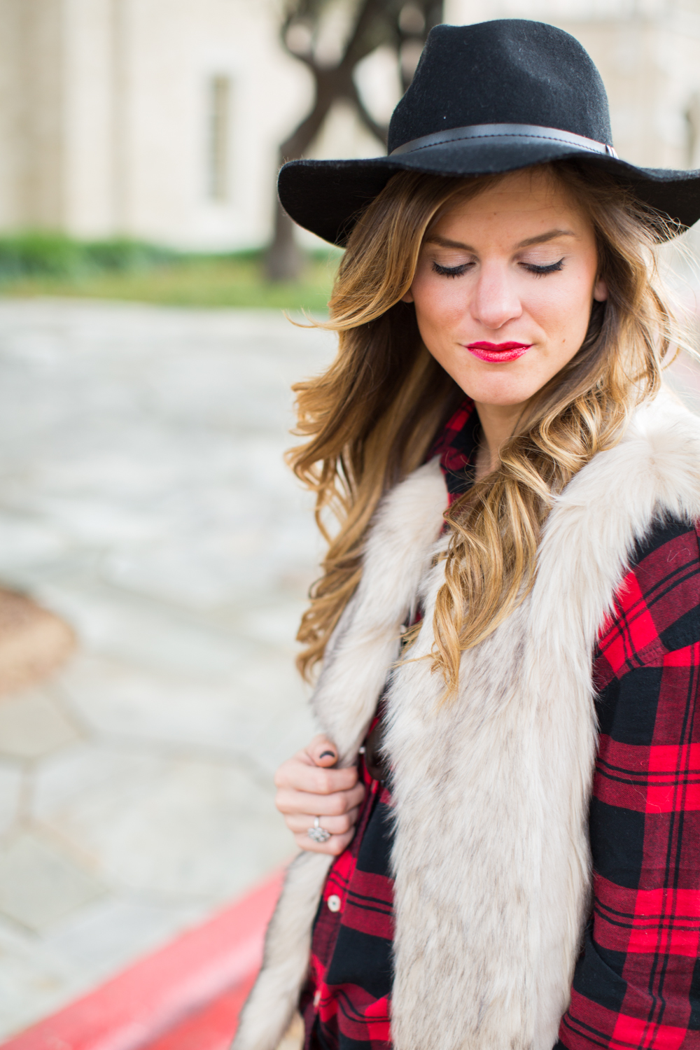 faux fur vest and plaid shirt fall outfit-33