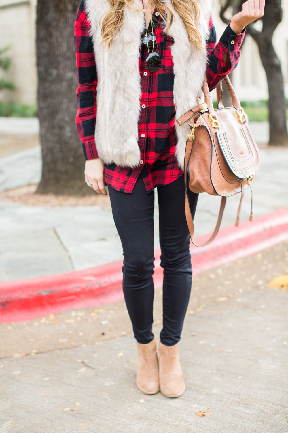 faux fur vest and plaid shirt fall outfit-35