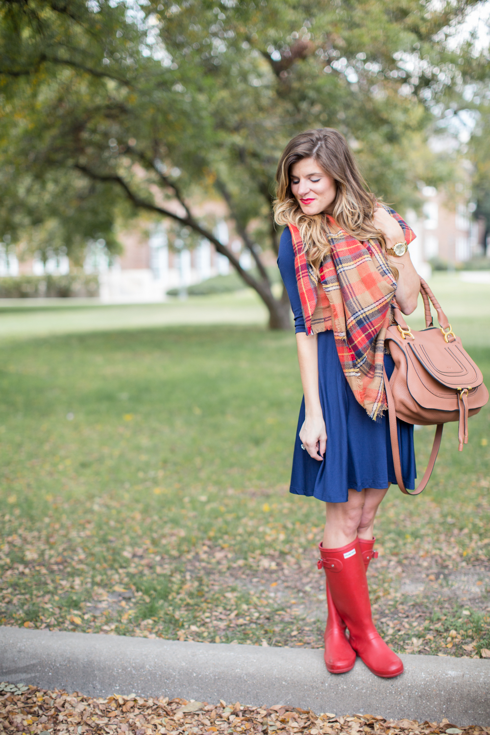 Rainy day outfit ideas - what to wear on a rainy day - navy swing dress, blanket scarf, red hunter boots