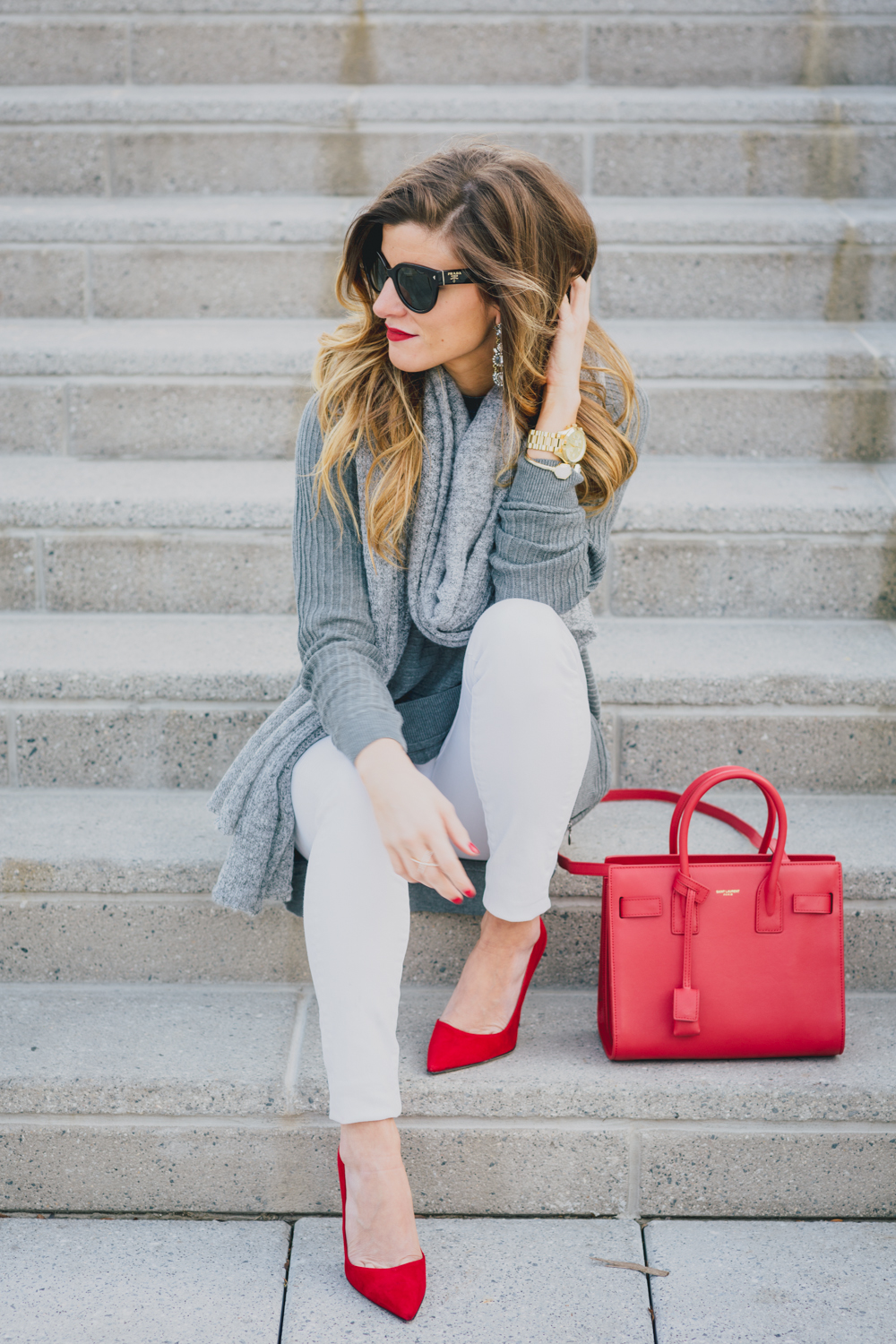 winter outfit with oversized Grey tunic Sweater, Grey Scarf, White Jeans, Red Pumps