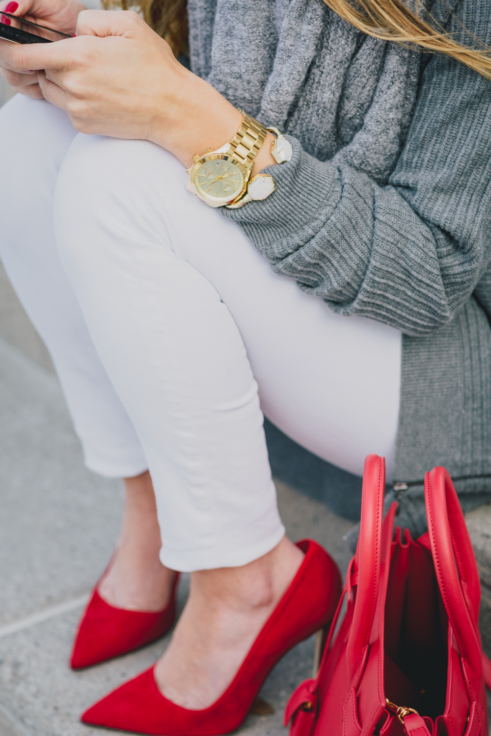 Oversized Grey Sweater + Grey Scarf + White Jeans + Red Pumps 33
