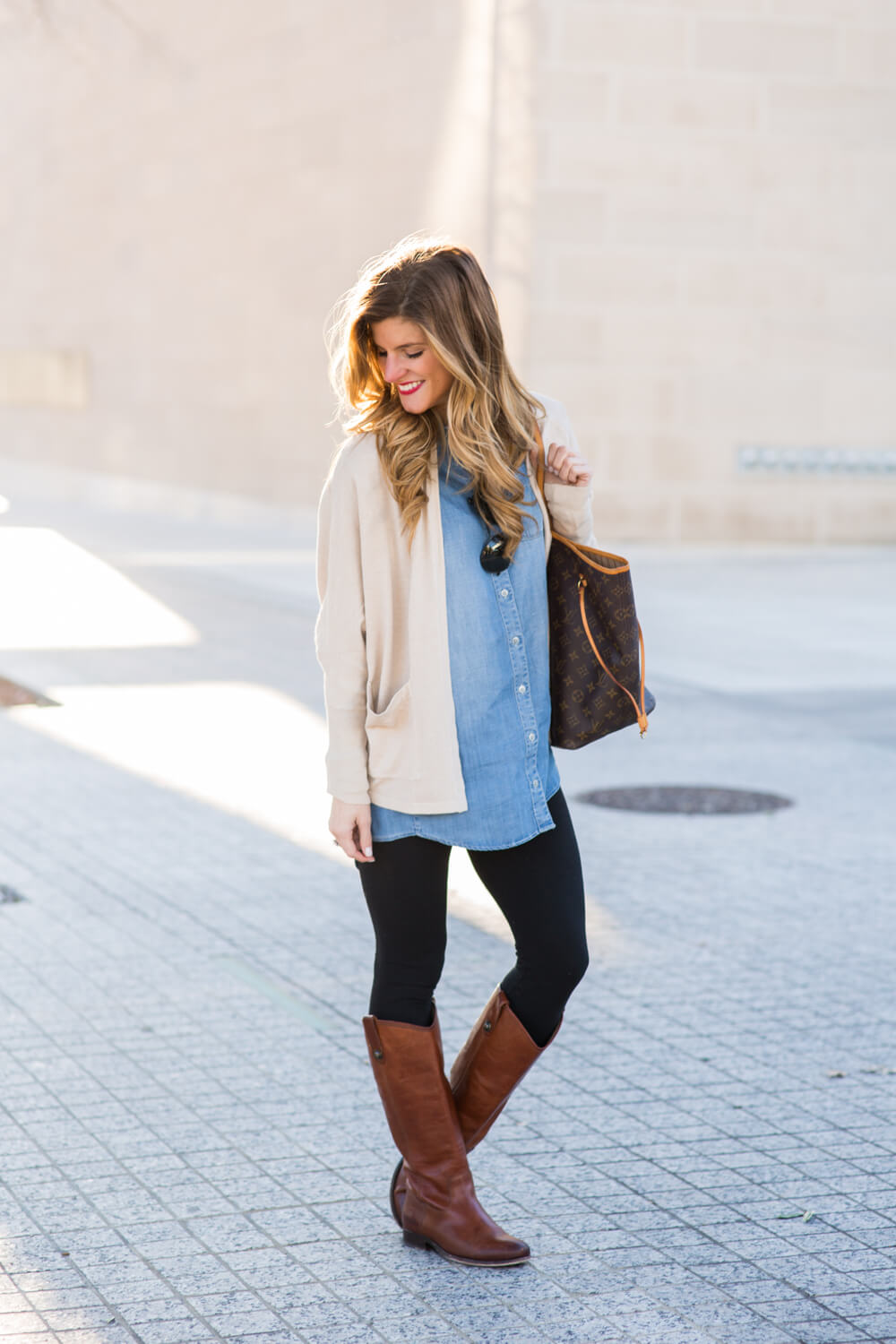 what to wear with leggings: oversized chambray shirt,larace