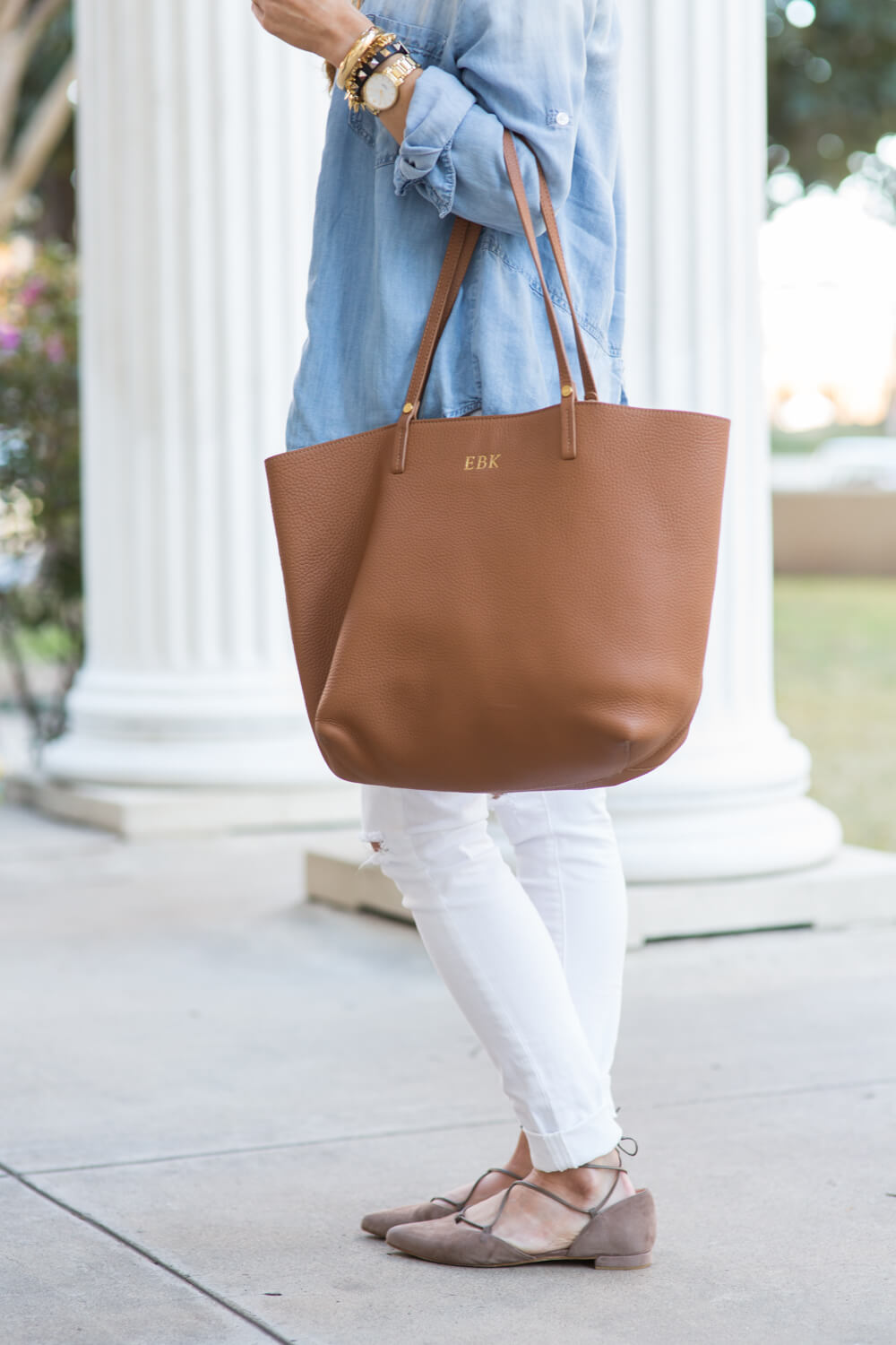 brighton the day wearing white jeans, stuart weitzman taupe suede flats, gigi ny cognac leather everyday tote