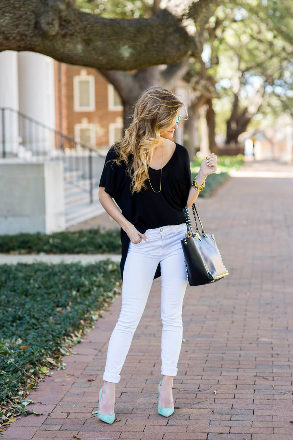 how to dress up a tee shirt, white jeans outfit, white jeans dressed up with black tee, white jeans with pointed toe pumps, white jeans and black tee outfit, valentino rockstud bag, casual laid back chic outfit, going out outfit, summer style, white jeans going out outfit