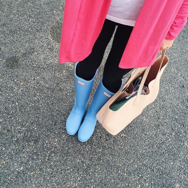 what to wear on a rainy day - blue hunter boots and leggings and coral caridgan