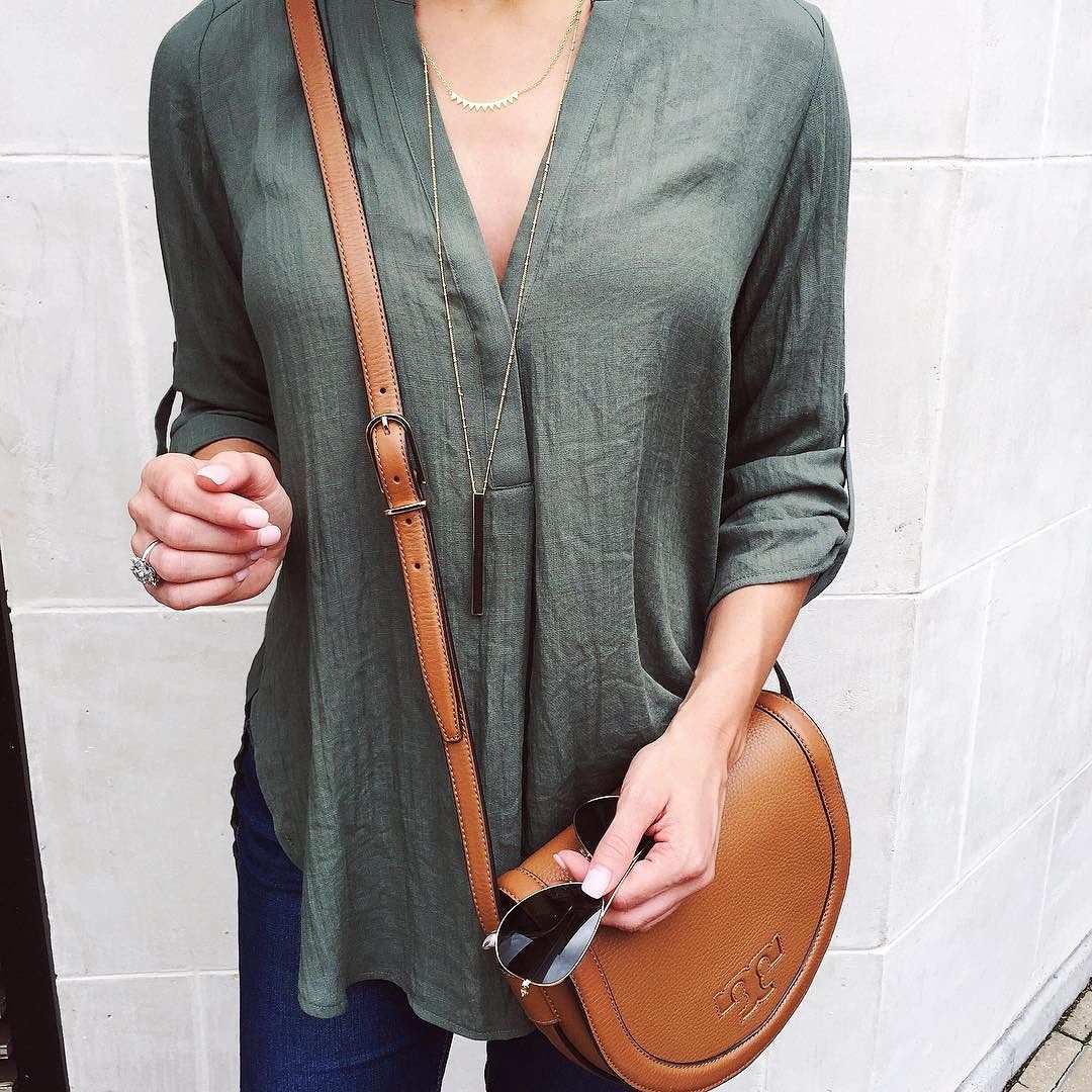 @brightonkeller #ootd wearing olive linen blend lush roll sleeve tunic with tory burch saddle cross body