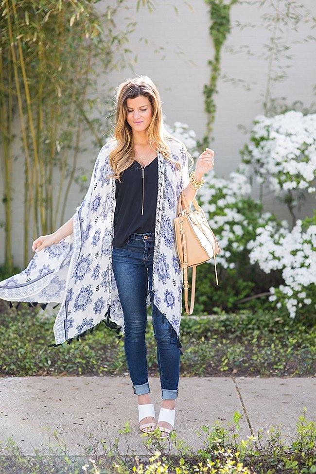 brightontheday styling blue print kimono with black tank and jeans 