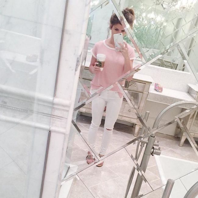pink tee and white jeans