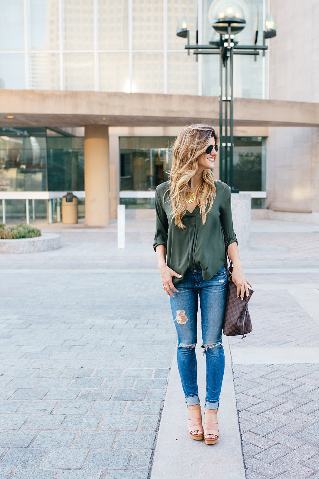 green top + distressed jeans + wedges + tote 