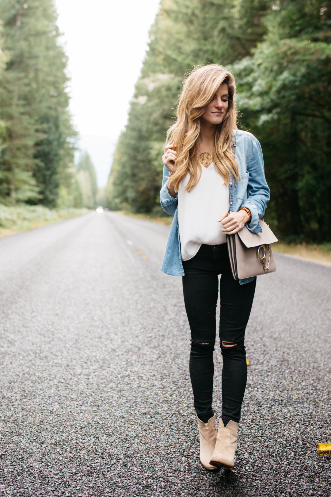 black jeans outfit white tank chambray shirt vince camuto booties seattle-4