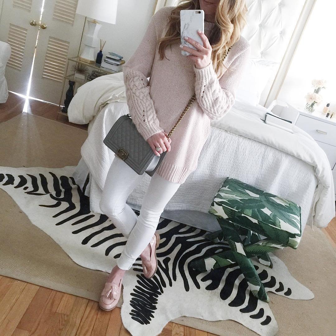 white jeans outfit with blush pink sweater