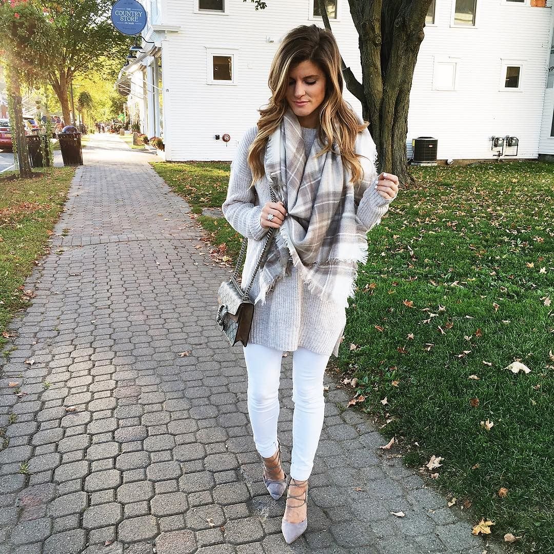 brighton keller wearing all neutral fall outfi twith sweater white pants and plaid scarf 