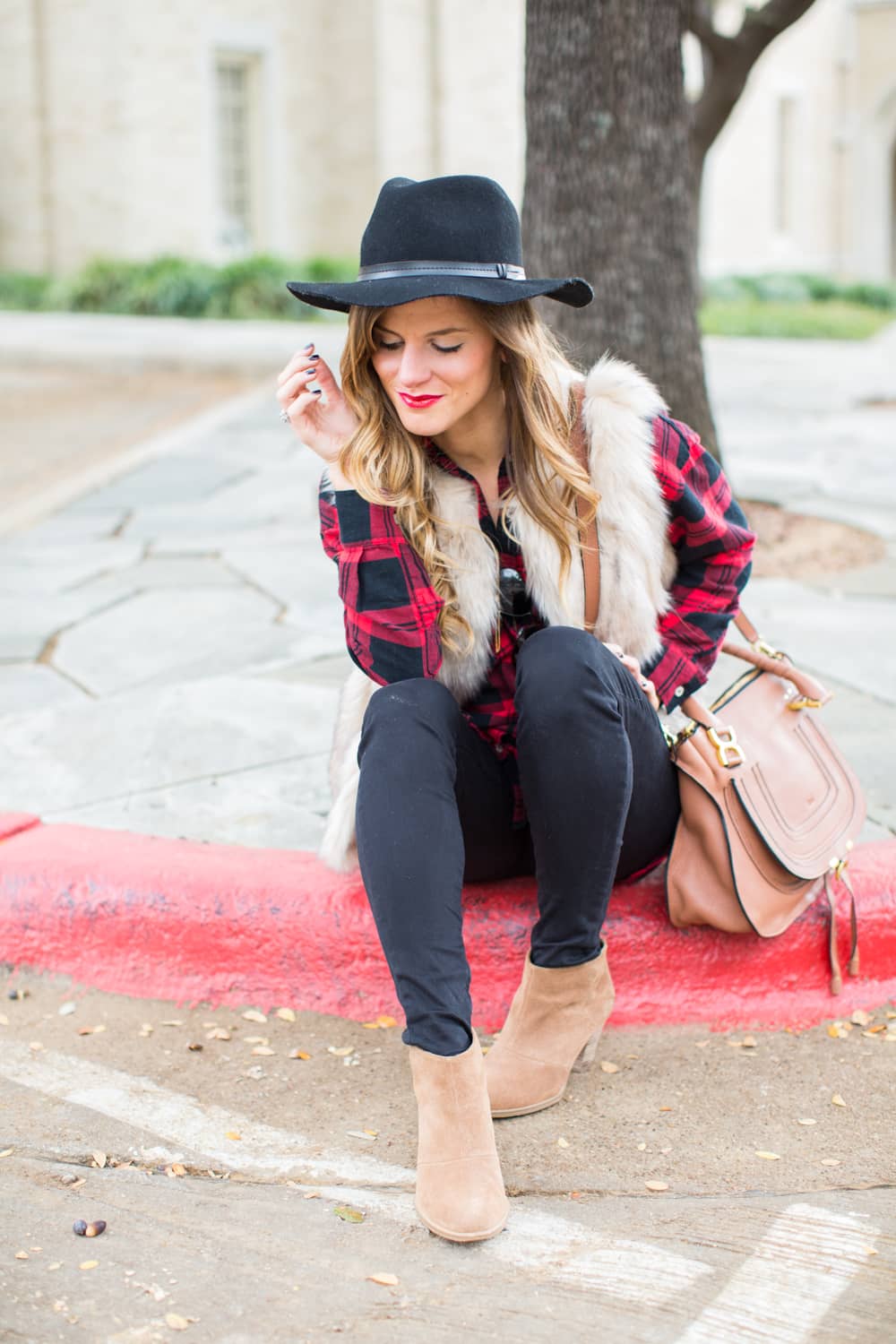 faux fur vest and plaid shirt fall outfit 49