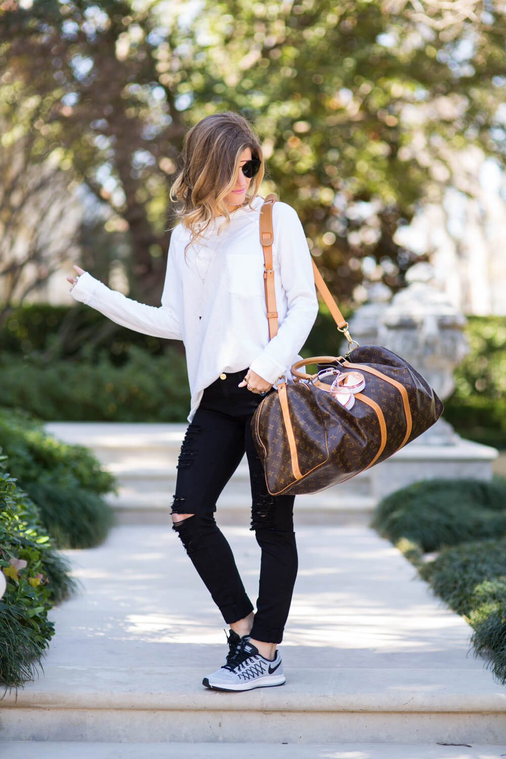 black jeans and sneakers outfit