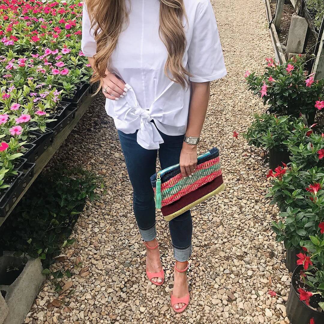 brighton keller wearing knot front top with pink sandals and statement clutch
