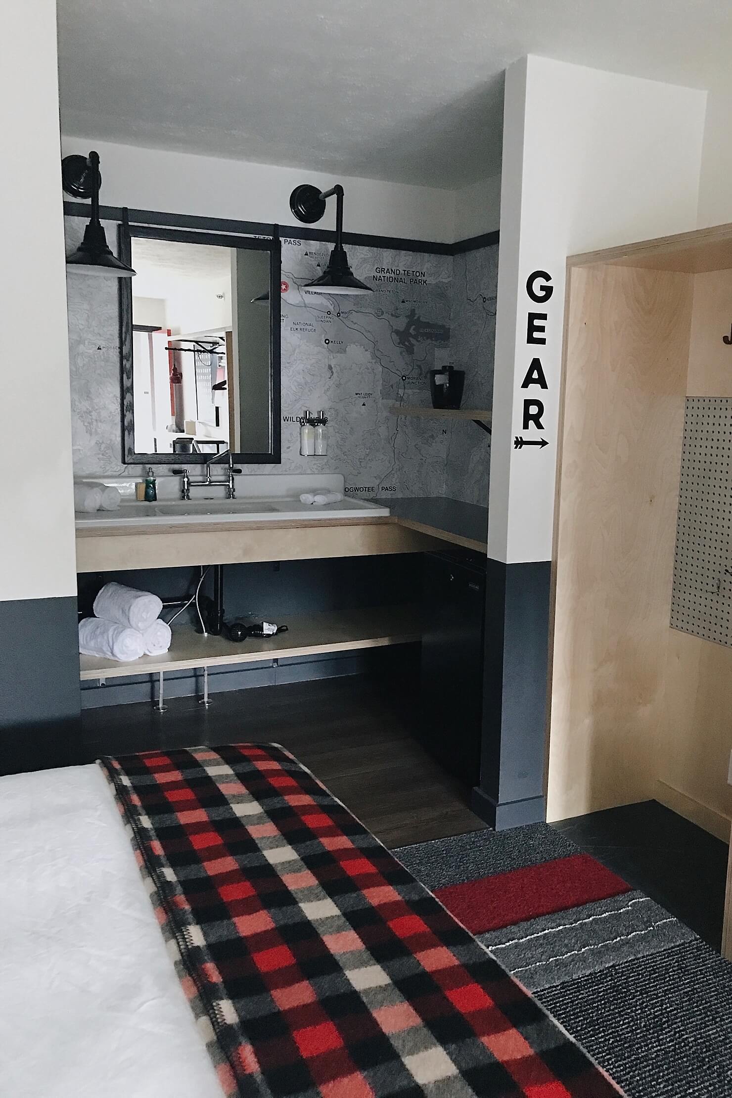Modern Mountain Motel - Bathroom