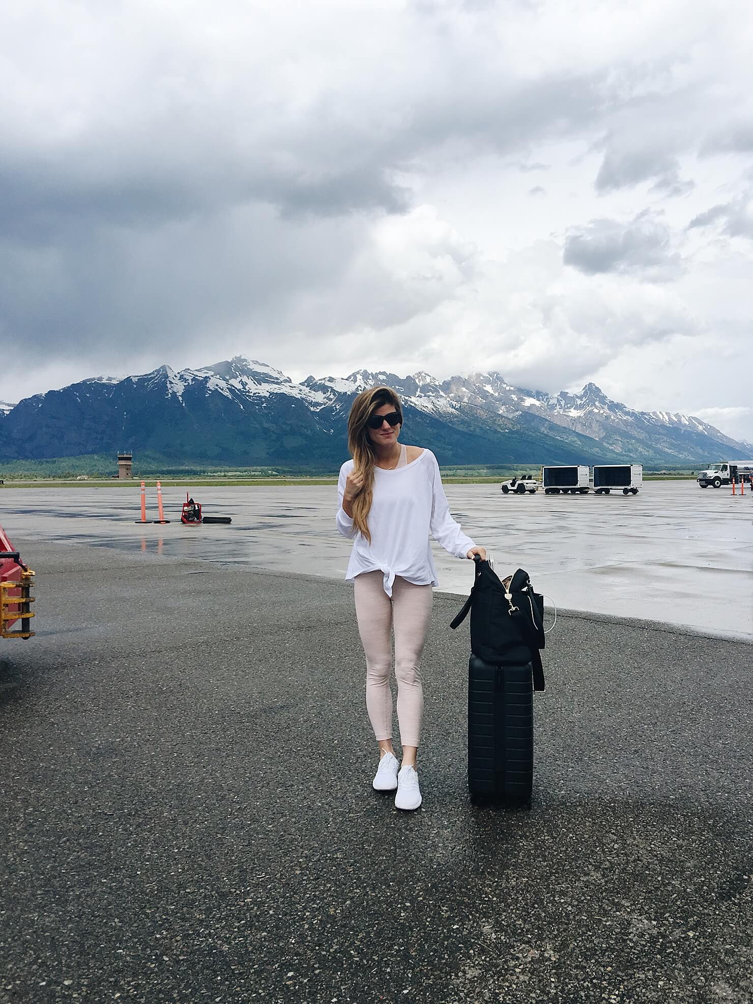 jackson hole airport travel ootd, outdoor voices pink, white tennis shoes