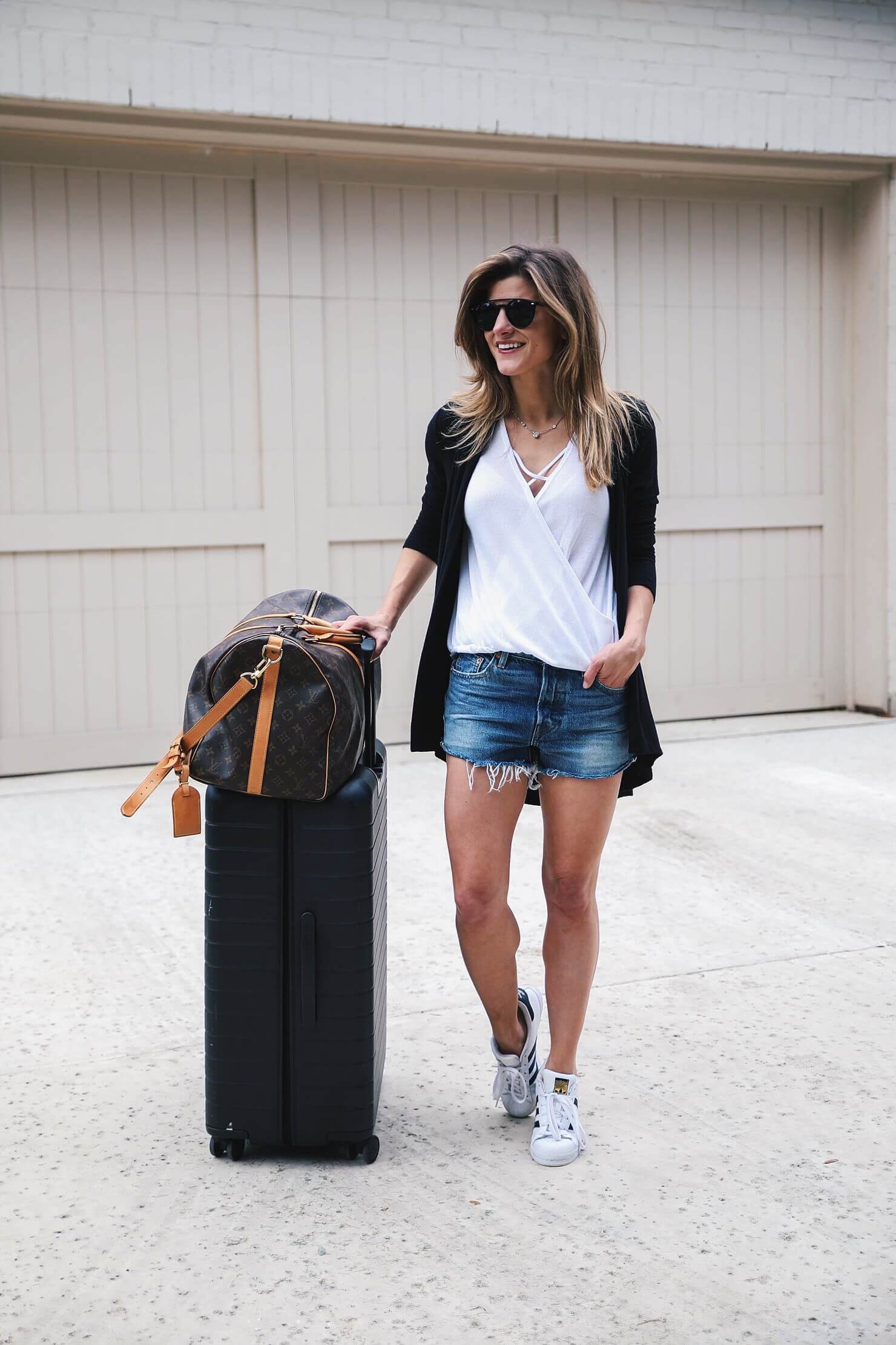 travel outfit - bobeau cardigan with white t-shirt and jeans shorts