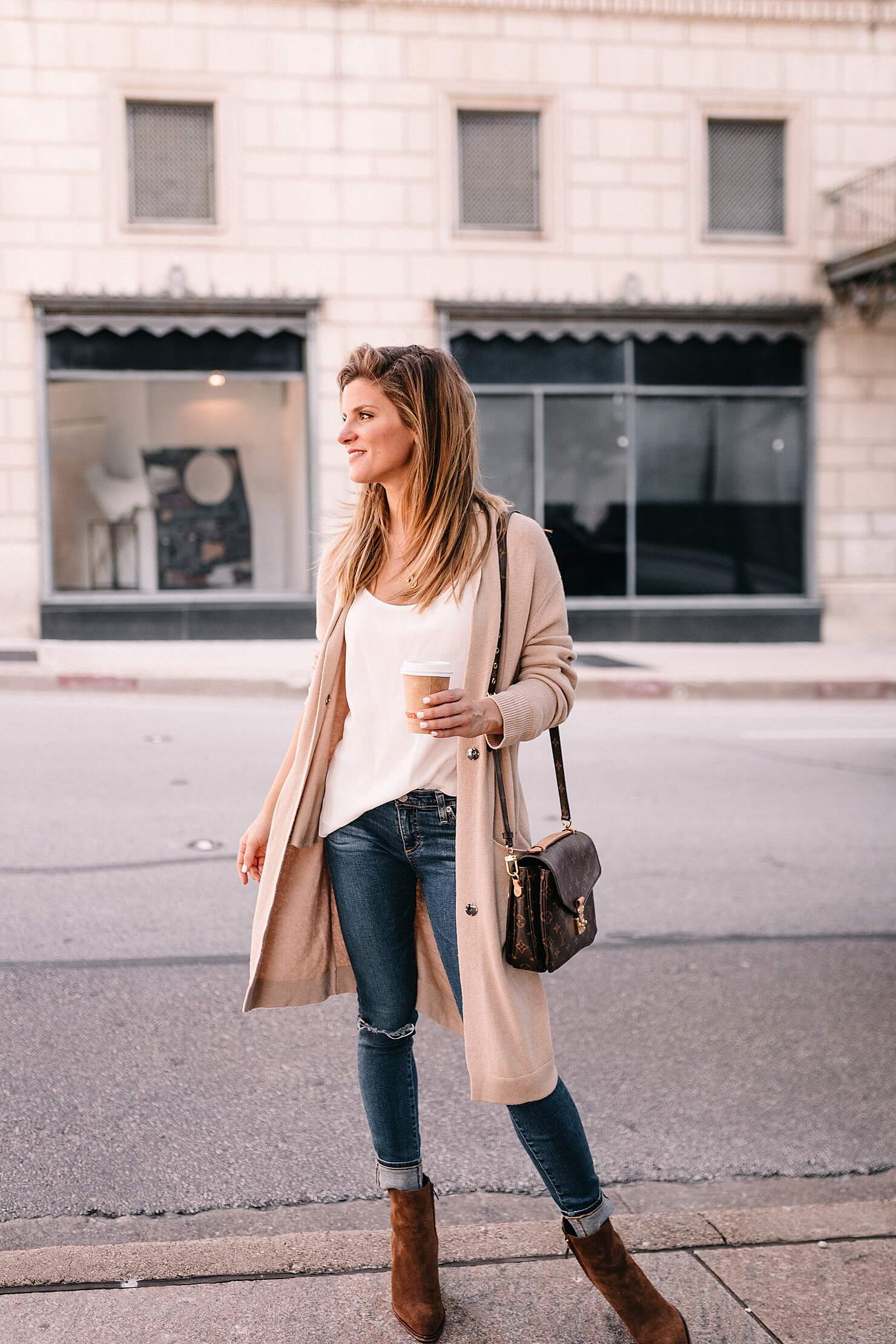 fall outfit, long cream cardigan, white tank, rolled up jeans and brown suede booties 8