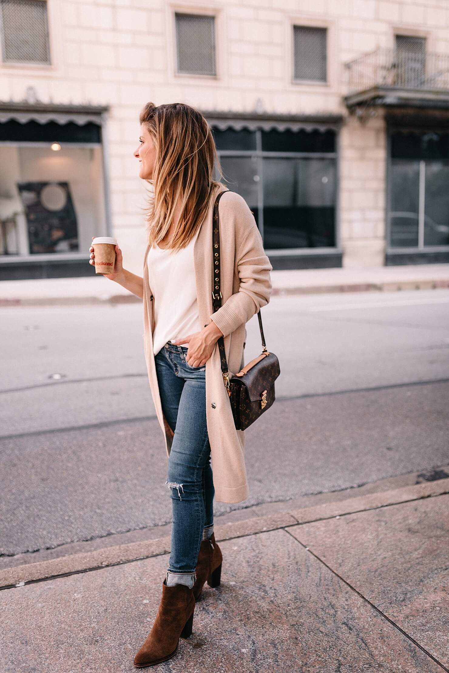 fall outfit, long cream cardigan, white tank, rolled up jeans and brown suede booties