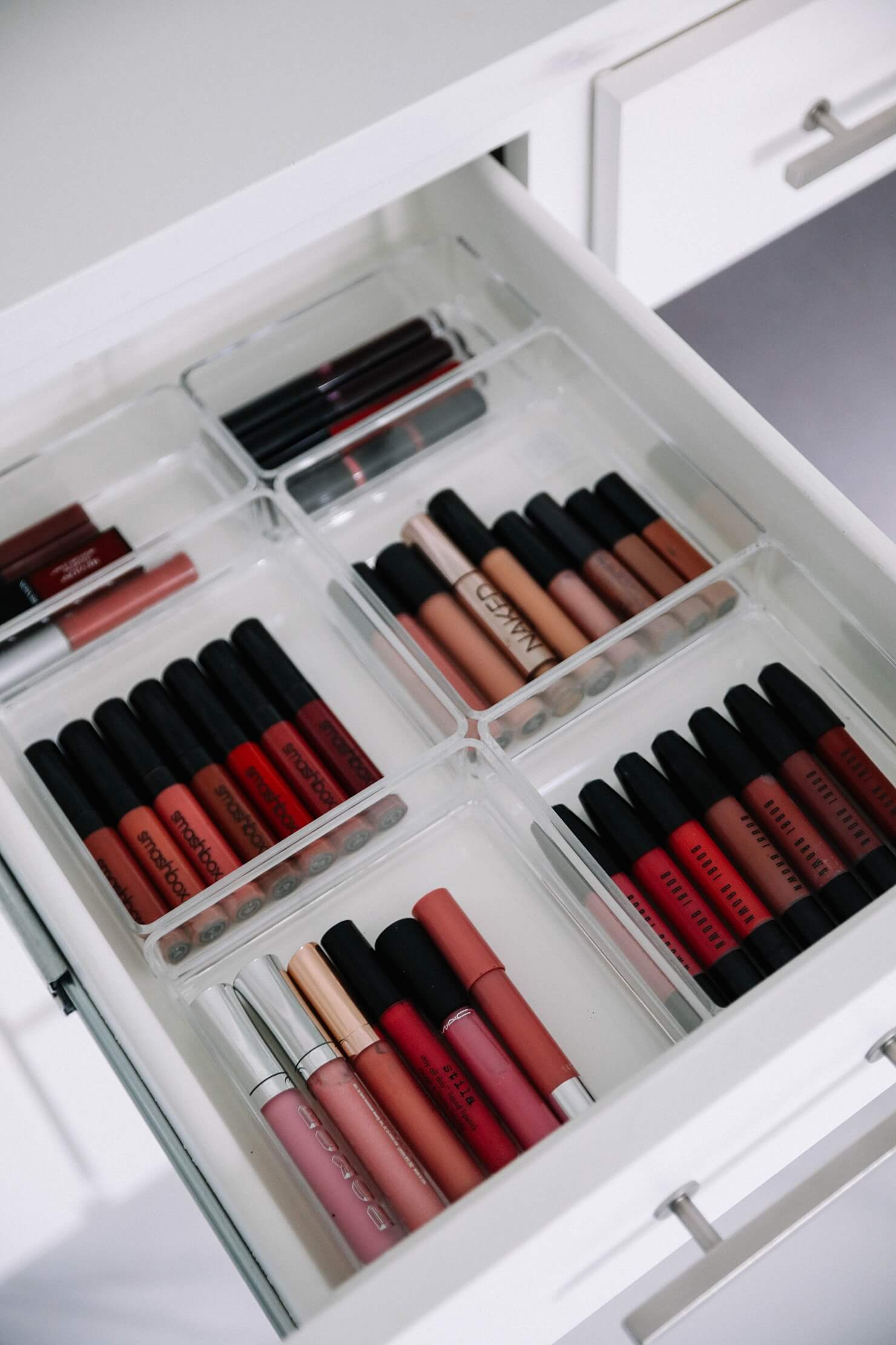 how to organize your lipsticks and glosses // how to organize your bathroom // bathroom organization reveal