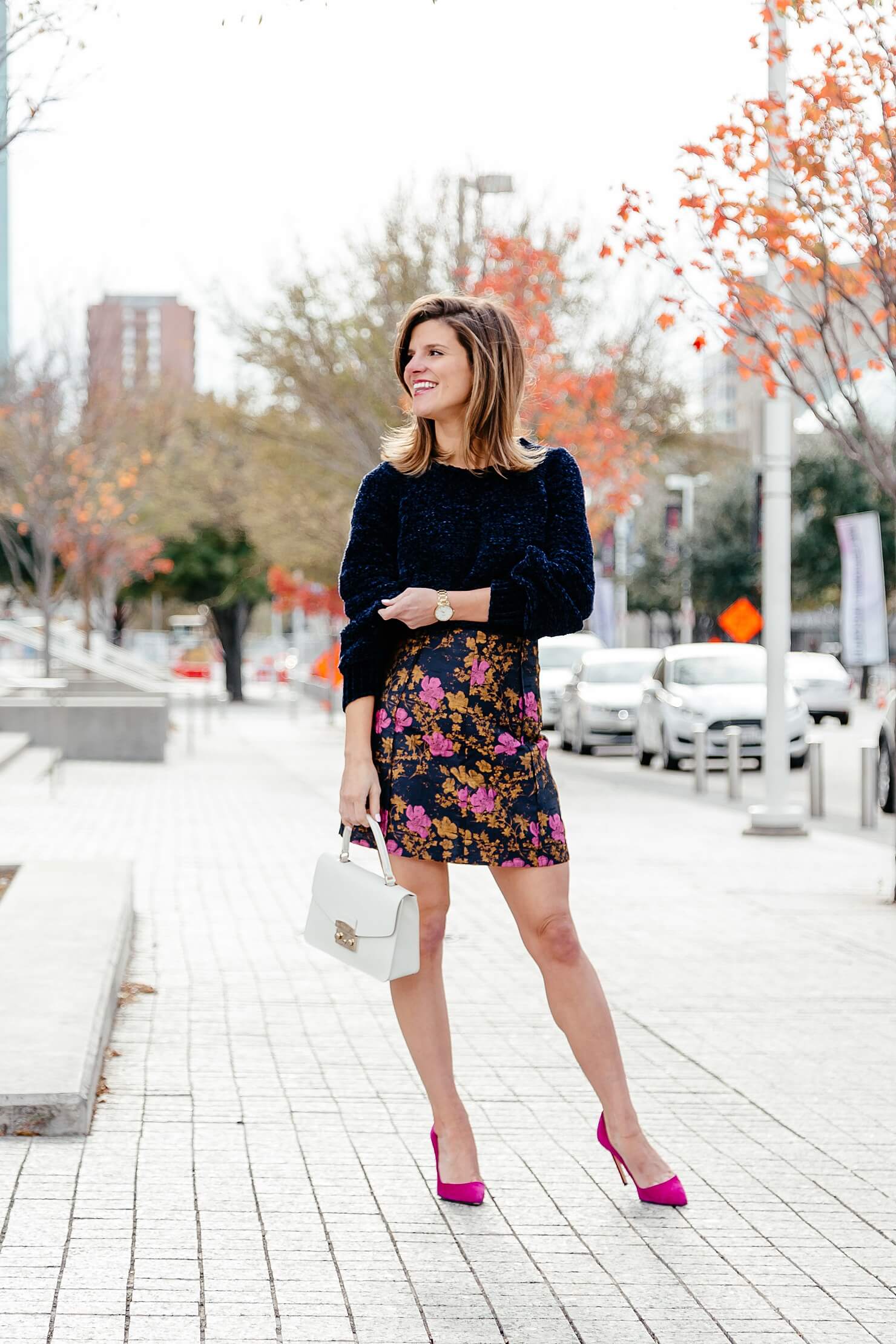 jacquard skirt, navy sweater, and hot pink pumps O106-8