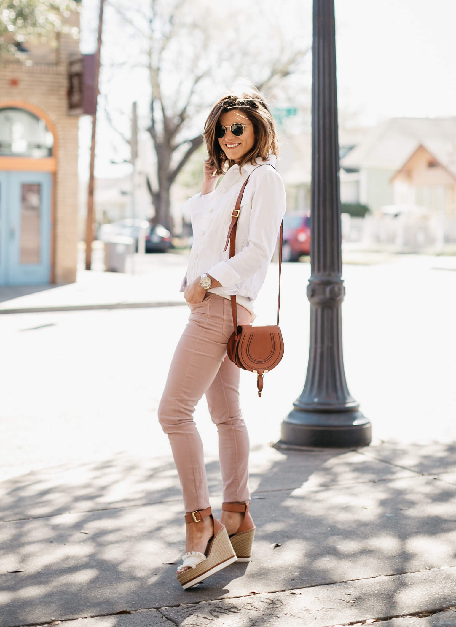 pink jeans and white denim jacket spring outfi