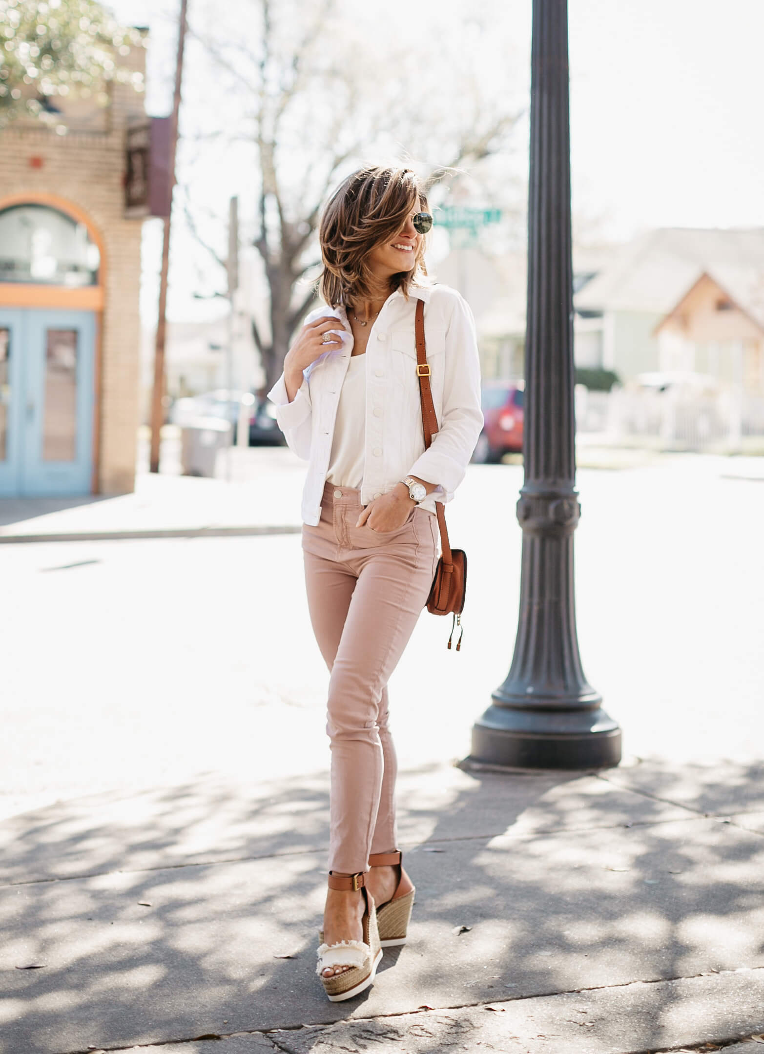pink jeans and white denim jacket spring outfit 19