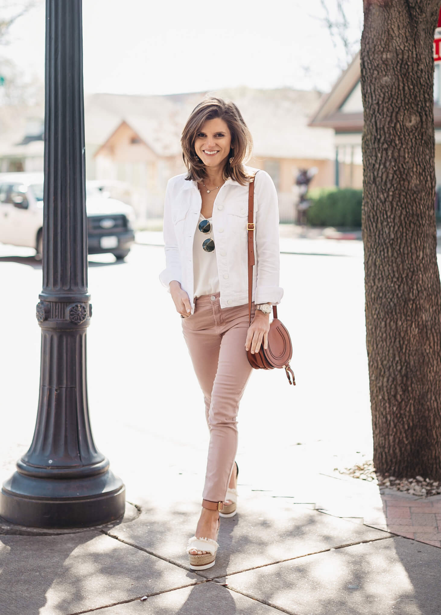 pink jeans and white denim jacket spring outfit 34