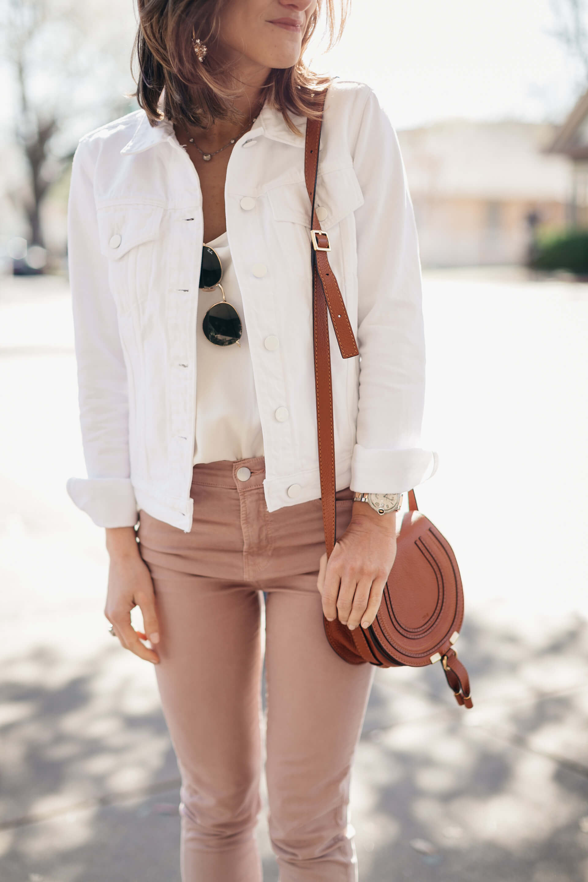 pink jeans and white denim jacket spring outfit 44