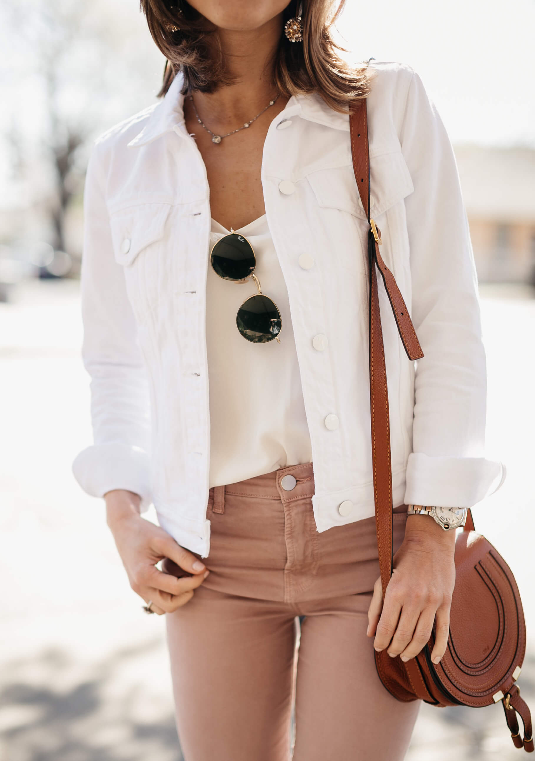 pink jeans and white denim jacket spring outfit 46