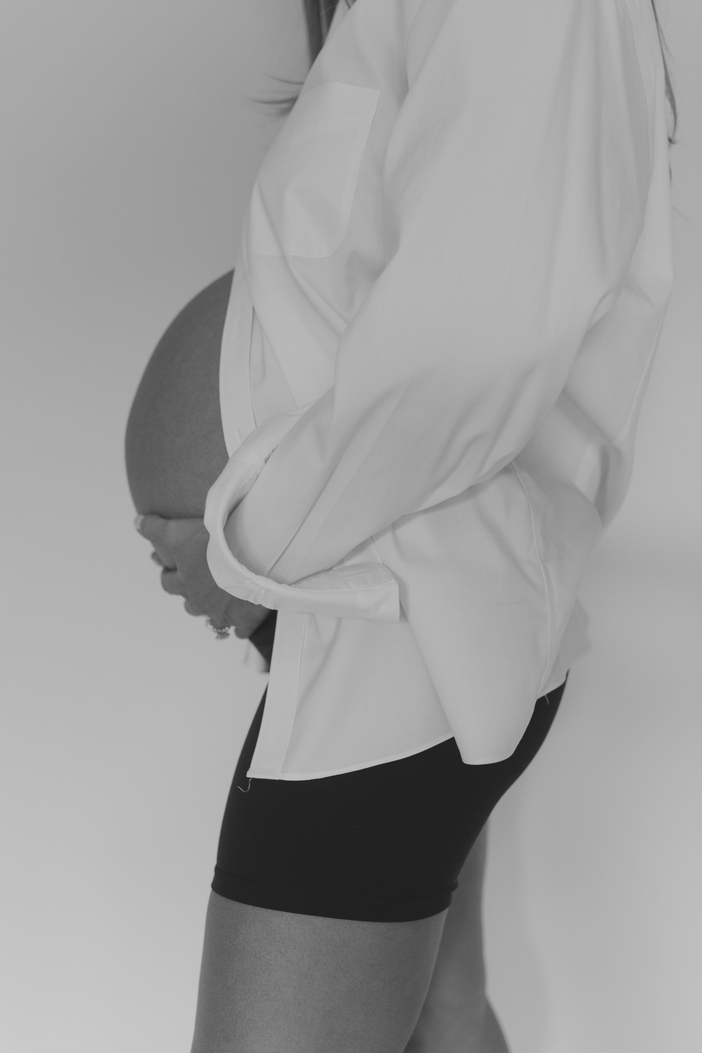 brighton butler maternity photo, black and white bump photo, 35 weeks pregnant maternity photo